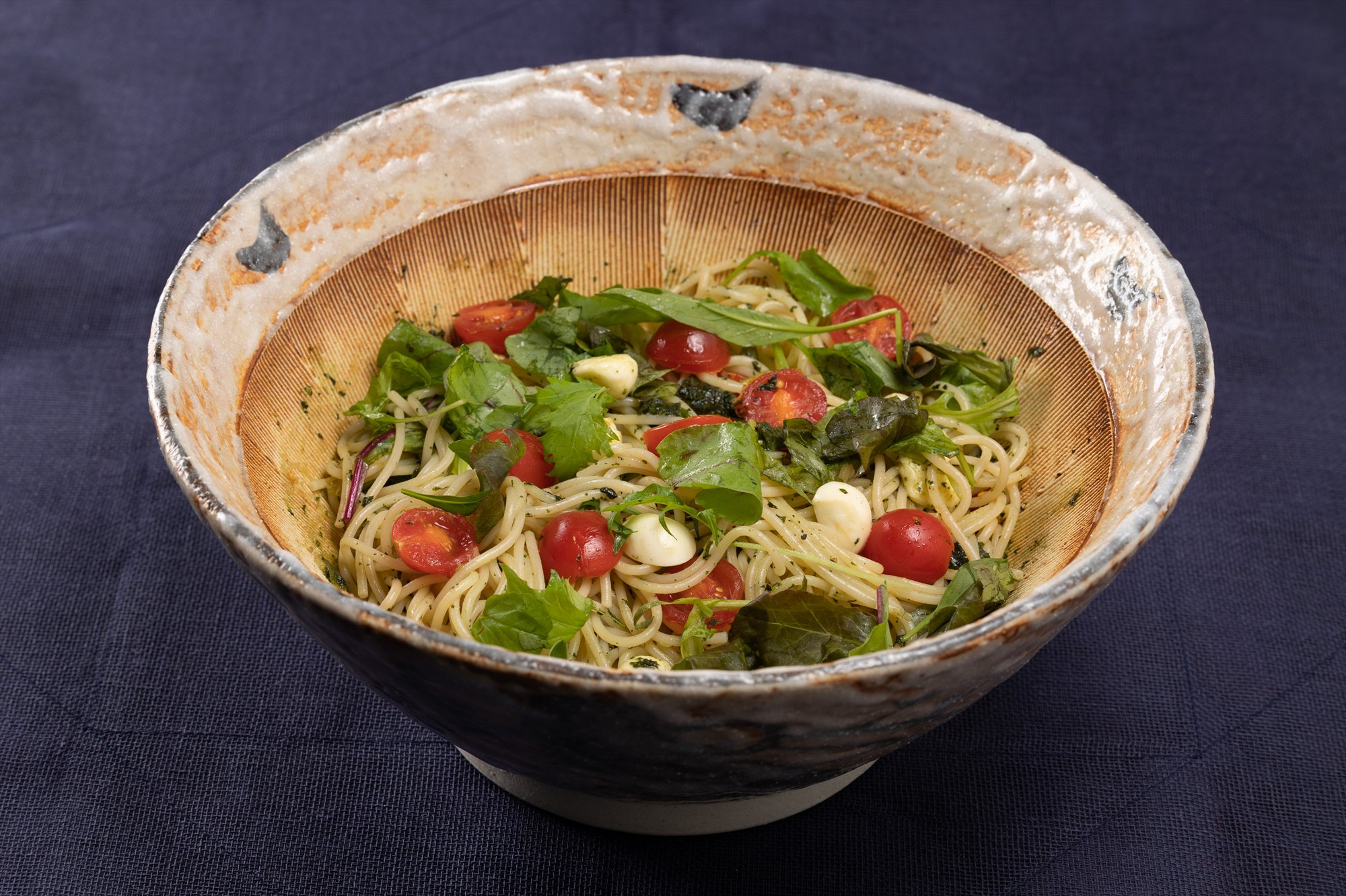 志野すり鉢(八〜九寸)で和えたジェノベーゼパスタ